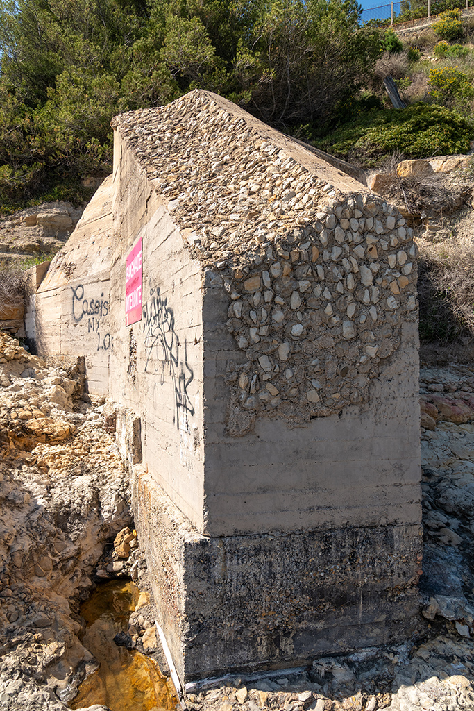 Mur de flanquement arrière de la seconde casemate de flanquement allemande, avec enduit rocaillé