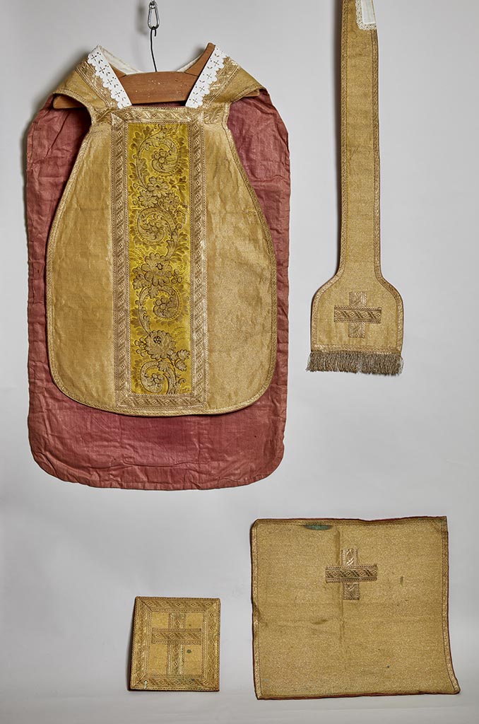 Ornement doré : chasuble, étole, manipule, bourse de corporal, voile de calice