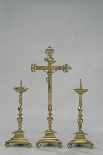 croix d'autel, chandeliers d'autel (2)