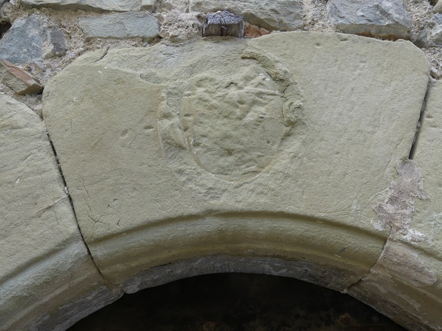 Elévation nord, premier niveau. Porte du logis, décor mutilé.