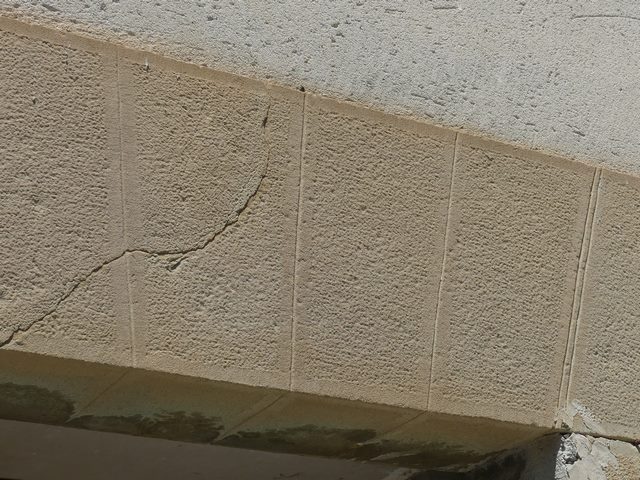 Elévation sud, premier niveau. Porte du logis avec linteau gravé d'une fausse plate-bande.
