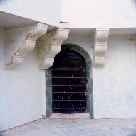 Donjon (1) : porte d'une casemate en rez-de-cour entre corbeaux de la galerie d'étage.