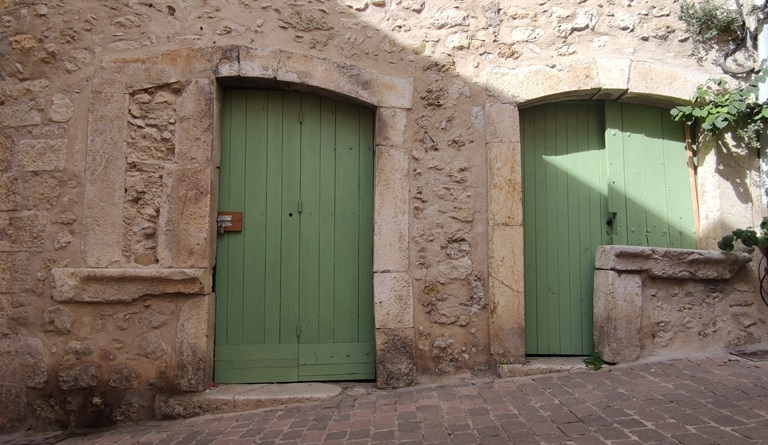 Maison et fournil (1833 B 126, 2024 B 182). Baies boutiquières, à droite l'ancienne boulangerie avec le four à pain. 