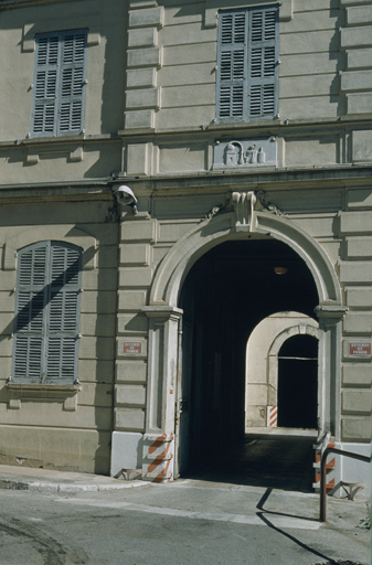 bâtiment conventuel, puis parfumerie Roure-Bertrand, actuellement immeuble de bureaux