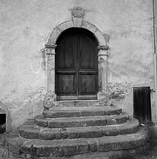 Façade occidentale. Porte datée 1784 à la clé.