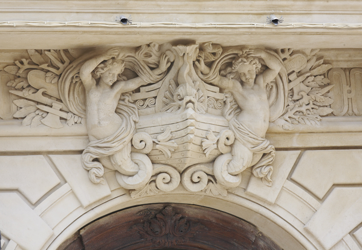 Immeuble 5, place Sadi-Carnot. Clef de la porte d'entrée sculptée de deux tritons.
