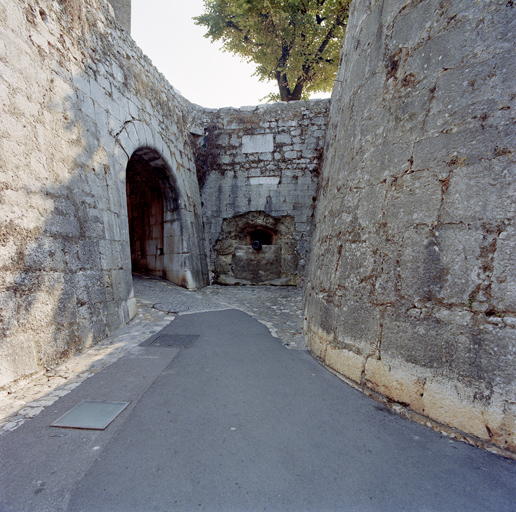 Porte nord et flanc retiré droit du bastion nord-ouest.