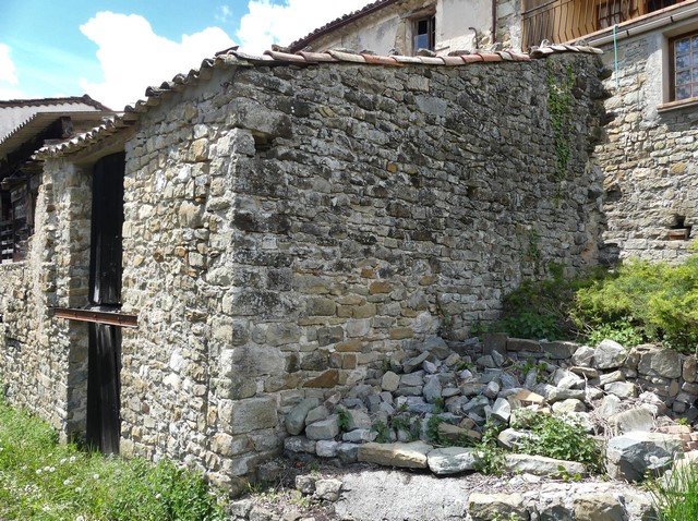 Vue d'ensemble d'un entrepôt agricole, au bourg.