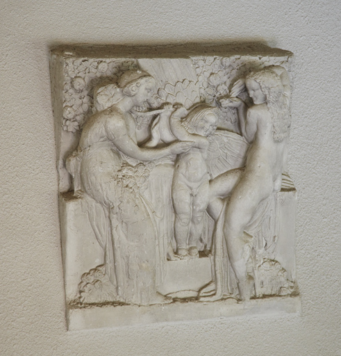 Living-room. Haut-relief en plâtre qui serait un projet pour un décor sculpté du Palais de Chaillot.