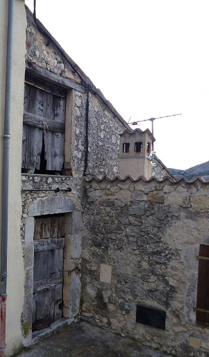 Entrepôt agricole du Chemin Neuf (1841 B4 456). Encadrement de la porte fenière en pierres de taille et de la baie fenière avec un linteau en bois. 
