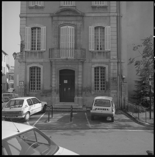 Façade antérieure ouest, les deux premiers niveaux.