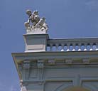 Cap d'Ail, villa Mirasol. Sculpture en ronde bosse à l'angle d'une balustrade.
