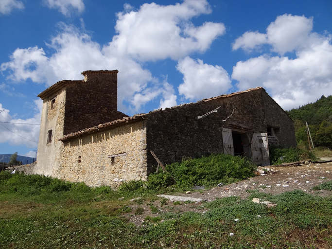 Vue d'ensemble prise du sud-est : remise n° 1 et colombier.