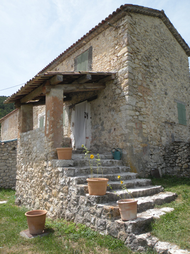 Les Travers, parcelle 243D 51. Escalier de distribution extérieur avec terrasse couverte sur logette.