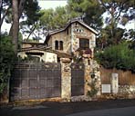 Saint-Jean-Cap-Ferrat. Villa régionaliste avec une façade dissymétrique parementée en moellons (villa la Pomme de pin).