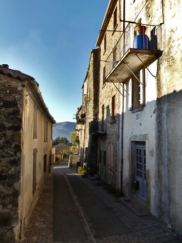 Courtine est. Alignement des façades orientales des maisons, le long de la Grande rue. Vue prise du nord.