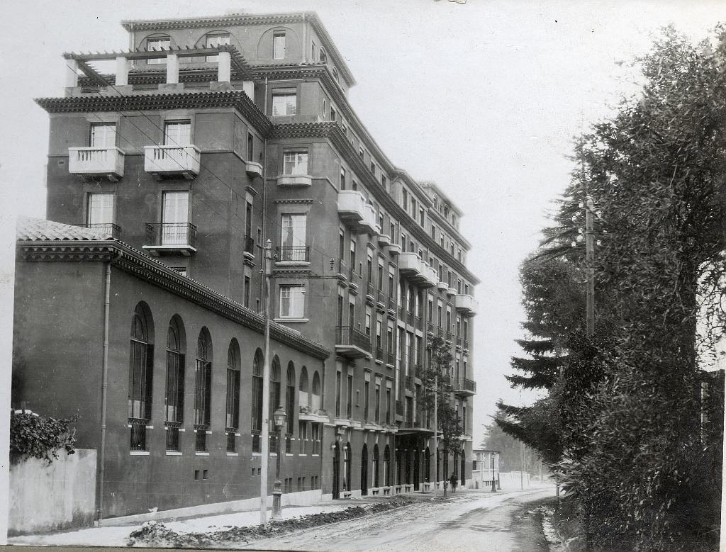 [Vue d'ensemble du Parc Palace prise depuis le nord-est], 15 janvier 1929. Implantation du Parc Palace en bord de route.