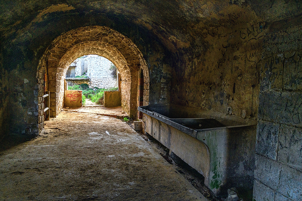 Corps de garde, partie Est du tunnel traversant aménagé dans une casemate