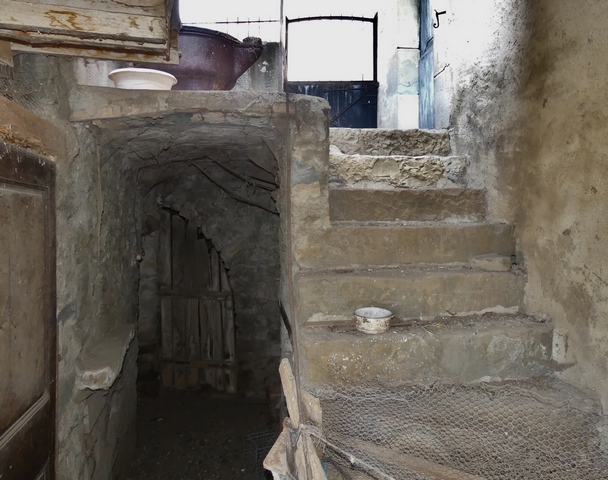 Elévation ouest, premier niveau. Escalier extérieur menant à la cour.