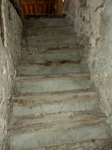 Etage, escalier menant au comble.