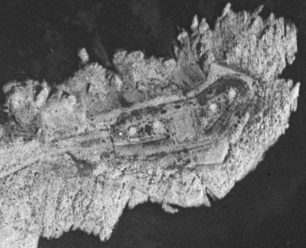 [Vue aérienne verticale de l'île Ratonneau], 1926. Détail de la batterie du Cap de Croix.