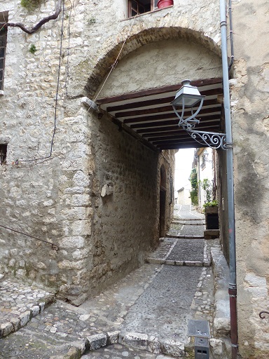 Maison (2022 AY 69) et passage couvert sur la rue de la Cassette. Vue prise du sud.