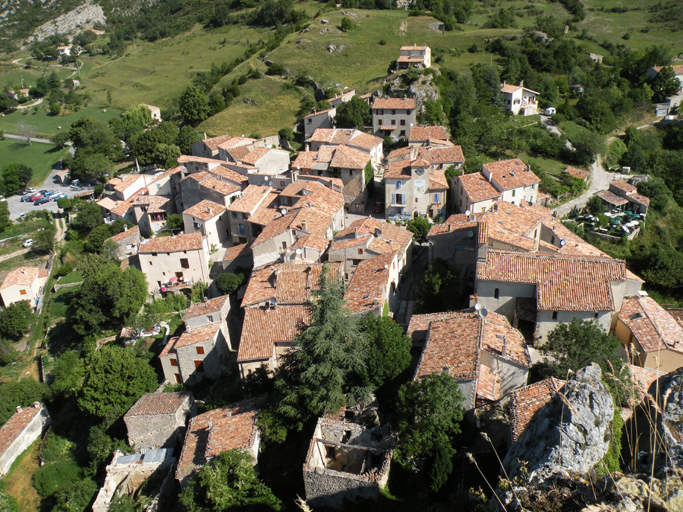 Vue du village depuis l'extrémité nord du castrum.