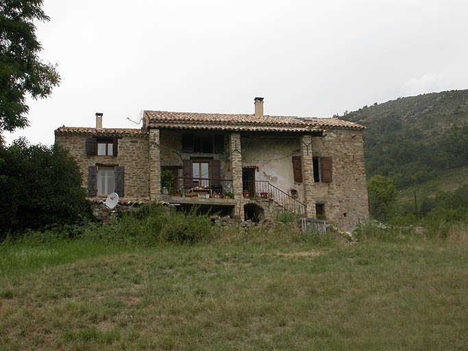 Haut-Fam. Ferme parcelle D 16. Elévation est avec l'entrée du logis sous le porche.