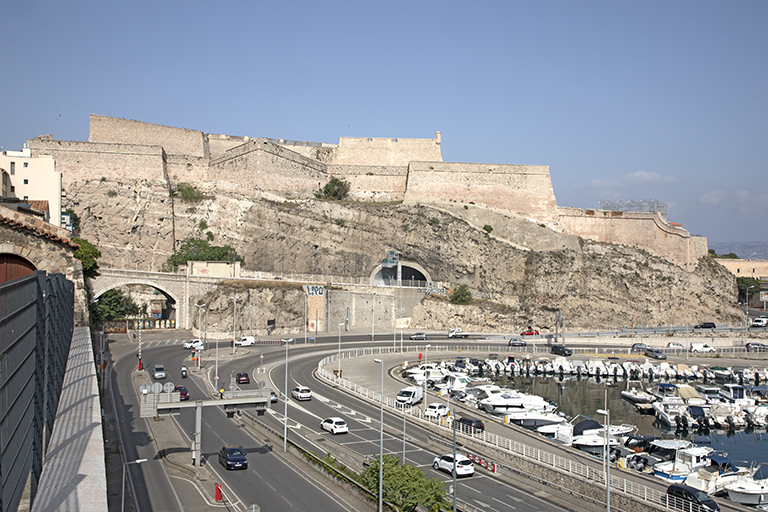 Fort St Nicolas : vue d'ensemble du front Est du Haut fort.