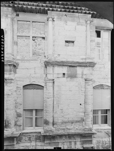 Trumeau entre les première et deuxième travées gauches, avant-corps.