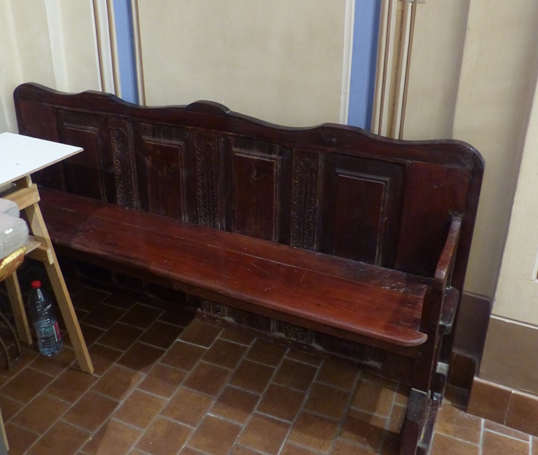Chœur, mur sud. Banc de fidèles. 
