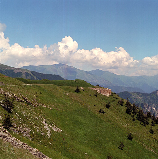 Vue générale depuis l'ouest, profil du rempart, revers de la contrescarpe sud-est, petit poste de tir.