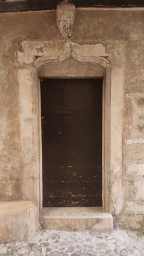 Maison (2022 AY 278-279). Porte du logis avec un arc délardé en accolade.