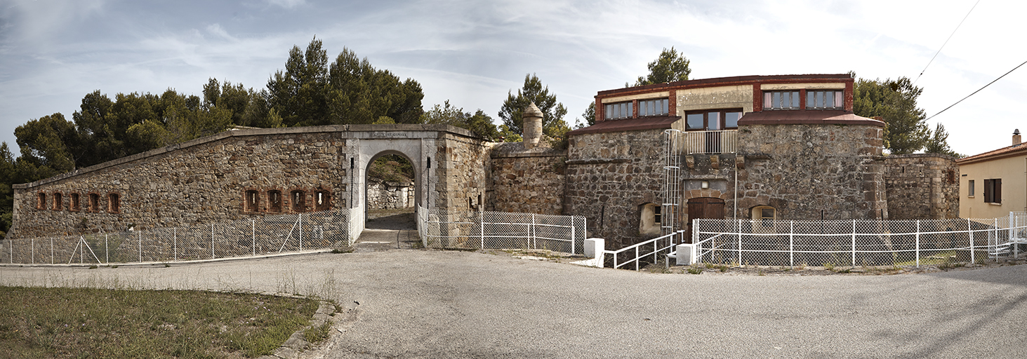 Front de gorge du fort : revêtement  crénelé, porte, flanc, mur batardeau et tour-modèle 1813.