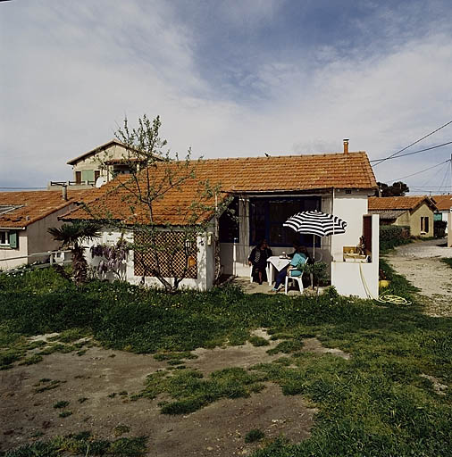 cabanes dites cabanons, Cabane dite cabanon. Carteau 63. Vue de la façade  sud. (IVR93_20011300362XE) - Inventaire Général du Patrimoine Culturel