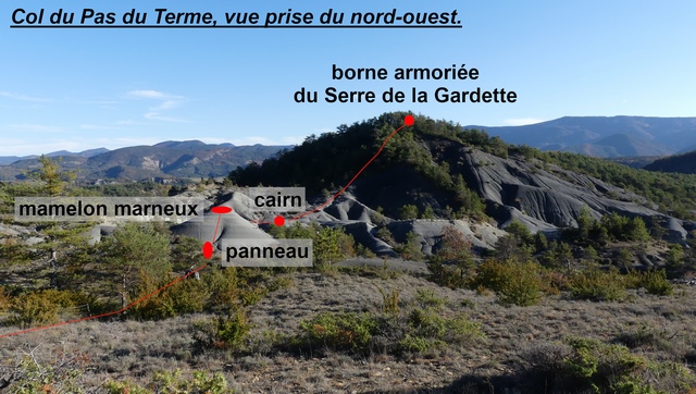 Le col du Pas du Terme, vue prise du nord-ouest. Localisation de la limite communale et de ses repères.