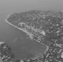 Photographie aérienne des piles d'appontement et du quai de l'ancienne carrière du Cap Ferrat en 1974.