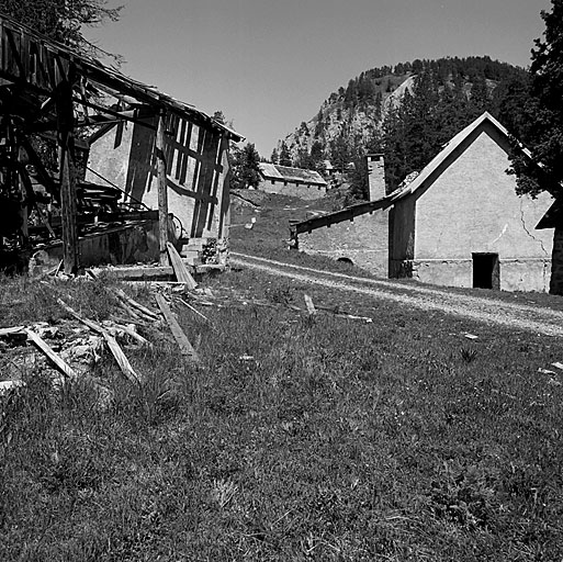 Baraquements de la Seyte. Vue partielle prise du sud-ouest : à gauche, bâtiment J (téléphérique du Randouillet). A droite, pignon de la barque b. En arrière, baraques d et g.