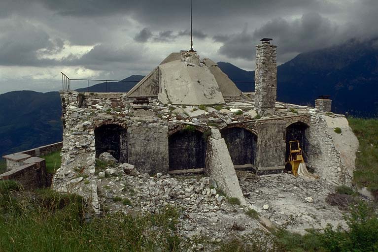 Bâtiment A. Face sud après l'enlèvement des terrassements.