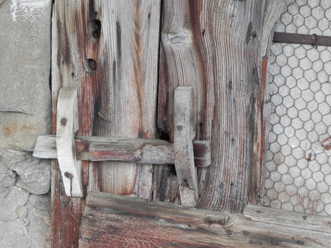 Village. Loquet en bois de porte d'étable.