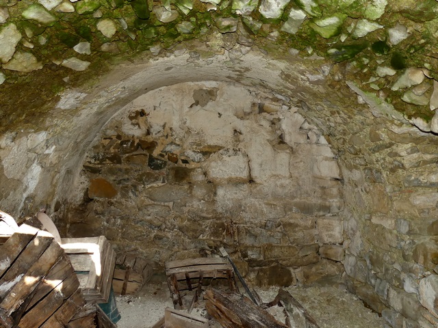 Dépendance 1. Loge voûtée sous l'escalier. Vue de volume prise du sud.