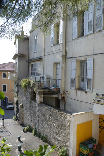 maison, puis parfumerie Isnard-Maubert, puis Geoffroy, puis Noël, actuellement immeuble à logements et magasin de commerce