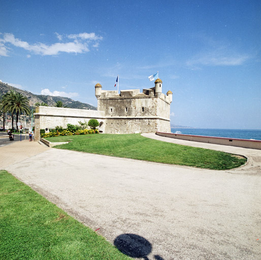 Vue générale depuis l'ouest, avec terrasse-promenade fin XIXe siècle gagnée sur la mer.