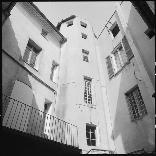 Tour d'escalier sur cour.