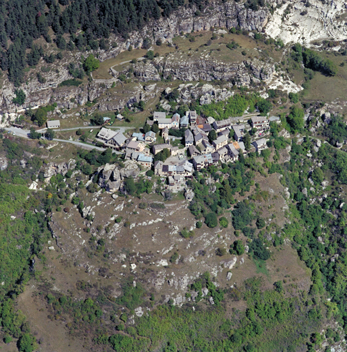 L'ancien village de Peyresq devenu écart de Thorame-Haute. Vue aérienne oblique rapprochée depuis le sud.