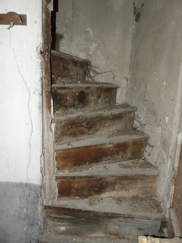 Etage, chambre sud. Angle sud-ouest, départ de l'escalier menant au comble.