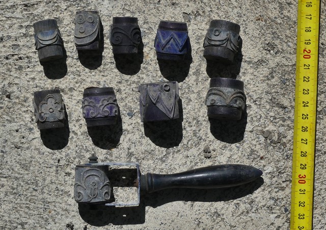 matériel pour le textile : porte-rouleau et 10 rouleaux encreurs, dit festonneur