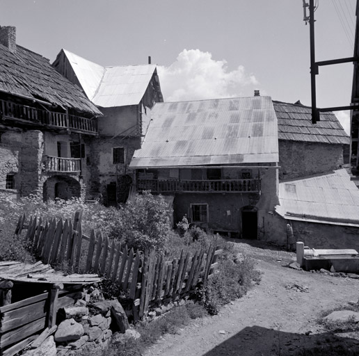 Ferme parcelle 453. Façade antérieure. Vue d'ensemble.