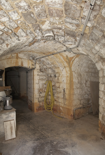 Magasin à poudre en caverne : vestibule d'entrée.