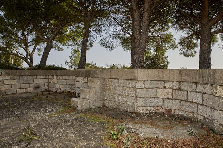 mur de genouillère d'une plate-forme, à deux exèdres et sous-selettes, pour affuts de canons de 95mm
